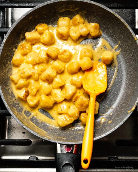 All your low carb dreams come true with this super creamy carbonara cauliflower gnocchi recipe #cauliflowergnocchi #traderjoescauliflowergnocchi #carbonara #dinner #recipe