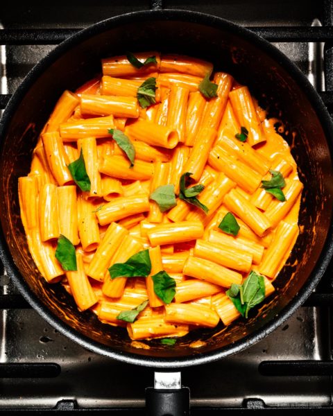 Do you love noodles? Do you love recipes that use 6 ingredients or less? Do you love vodka?! If the answer was yes to any of those questions, this vodka sauce with rigatoni is for you. #vodka #vodkasauce #pasta #rigatoni #dinner #recipes #easy
